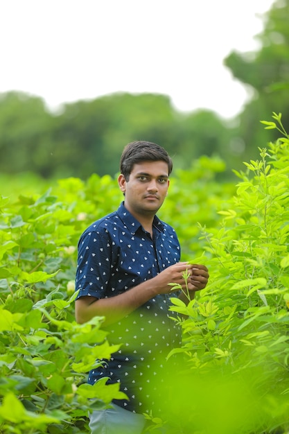 Jonge Indiase man in een blauw shirt op het veld