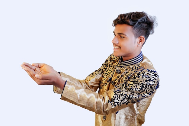 jonge Indiase man in traditionele slijtage