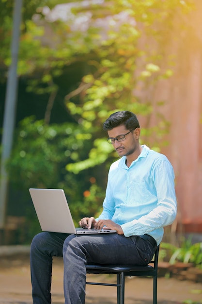 jonge Indiase man met behulp van laptop, die op Laptop werkt