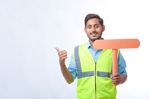 Jonge Indiase man met een leeg bord op een witte achtergrond. bouw werk concept