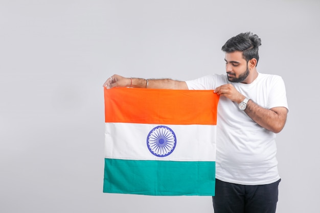 Foto jonge indiase man met indiase vlag