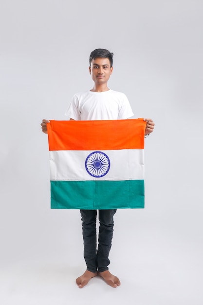 Foto jonge indiase man met indiase vlag