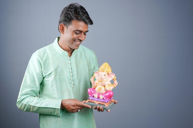 Jonge Indiase man met Lord Ganesha die Ganesha-festival viert
