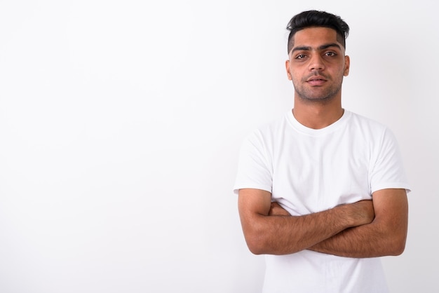 Jonge Indiase man met wit overhemd op wit