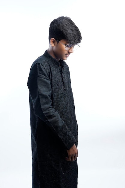 Jonge Indiase man op traditionele kleding