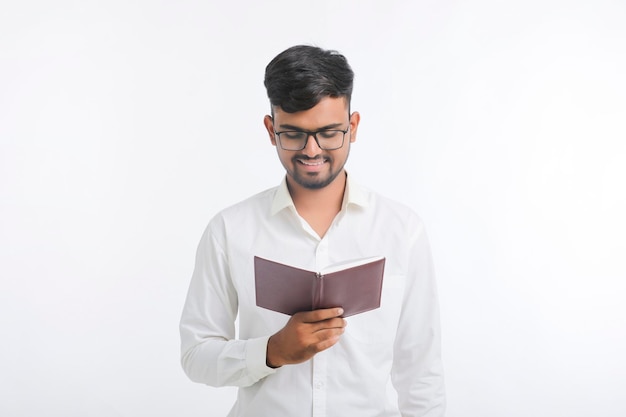 Jonge Indiase man permanent en zuivel in de hand houden op witte achtergrond.