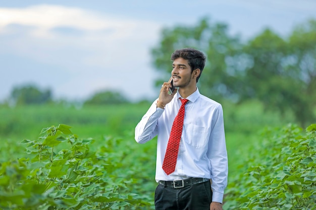 Jonge Indiase man praten op mobiele telefoon