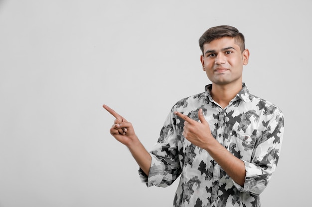jonge Indiase man richting met hand tonen