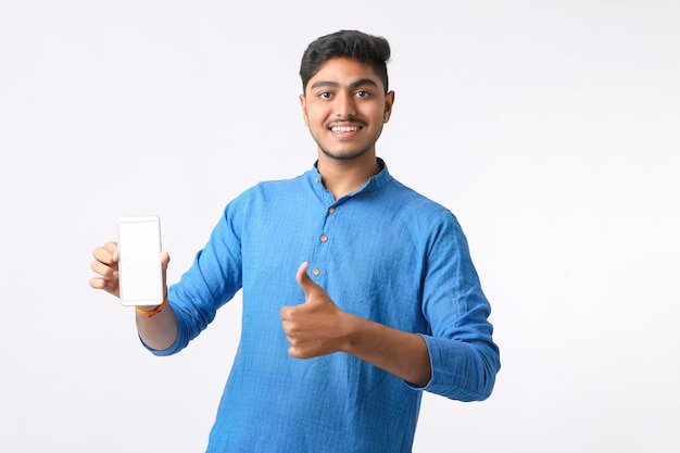 Jonge Indiase man smartphone scherm tonen op witte achtergrond.