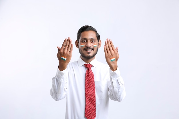 Jonge indiase man viert de dag van de indische republiek of de onafhankelijkheidsdag