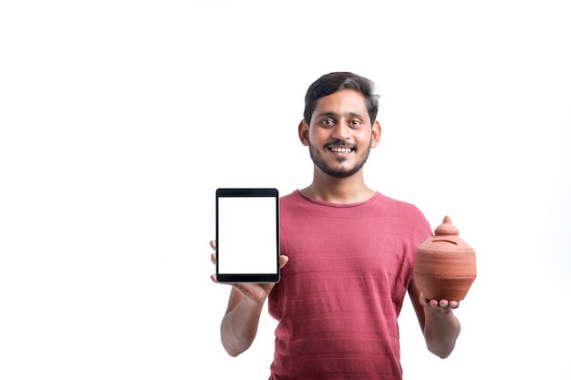 Jonge Indiase man weergegeven: tablet op witte achtergrond.