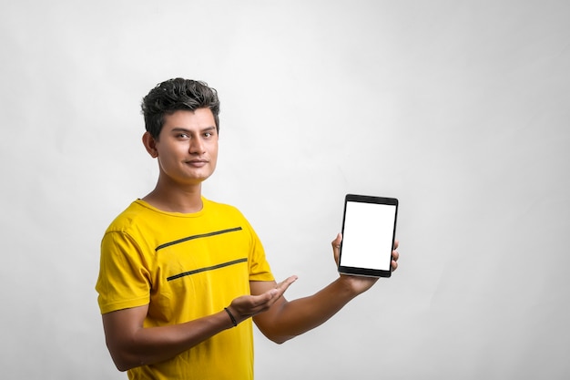 Jonge Indiase man weergegeven: tablet op witte achtergrond.