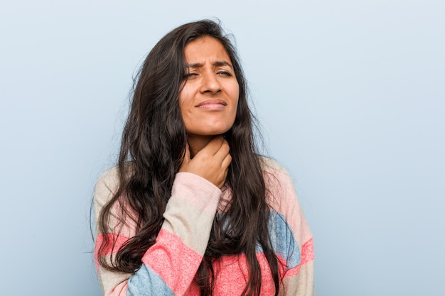 Jonge Indiase mode vrouw lijdt pijn in de keel als gevolg van een virus of infectie.