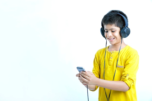jonge Indiase schattige jongen muziek luisteren in hoofdtelefoon