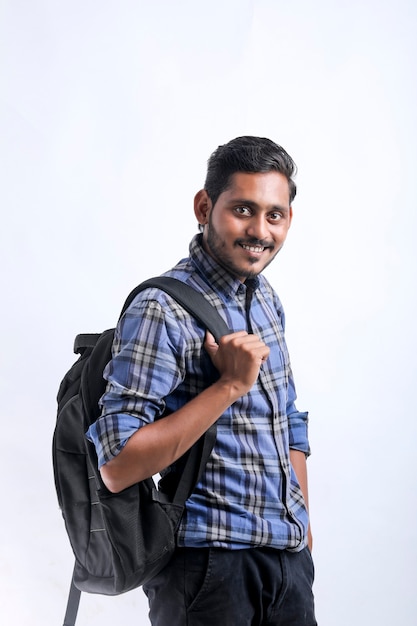 Jonge Indiase student met tas pack op witte achtergrond.