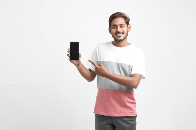 Jonge Indiase student smartphonescherm tonen