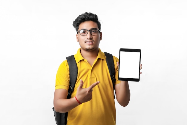 Jonge Indiase student weergegeven: tablet op witte achtergrond.