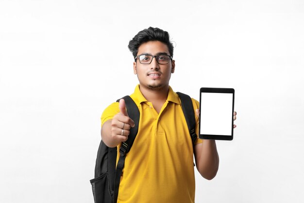 Jonge Indiase student weergegeven: tablet op witte achtergrond.