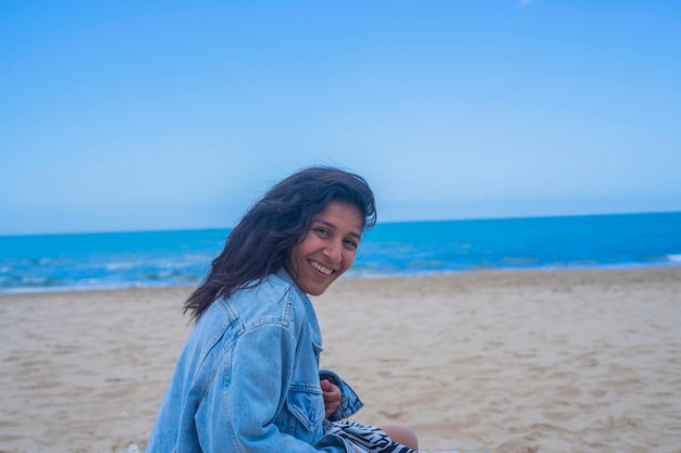 Jonge Indiase vrouw gelukkig in het strand