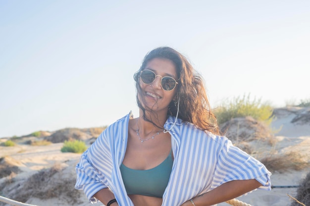 Jonge indiase vrouw gelukkig in het strand