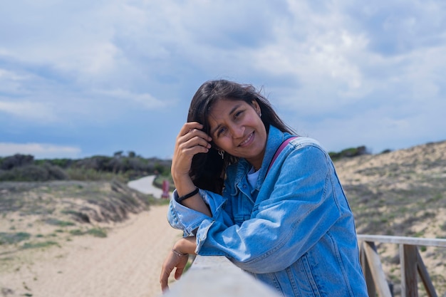 Jonge Indiase vrouw gelukkig op het strand