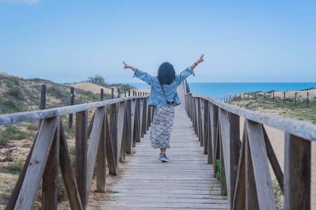 Jonge Indiase vrouw gelukkig op het strand