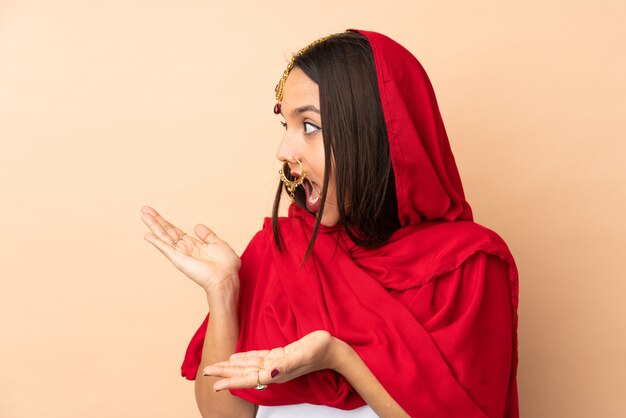 Jonge Indiase vrouw over geïsoleerde muur