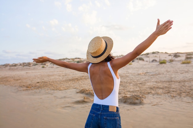 Jonge Indiase vrouw terug naar het strand