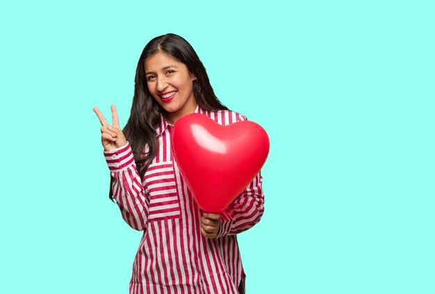 Jonge Indiase vrouw vieren Valentijnsdag