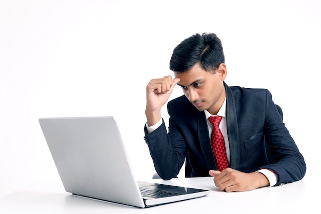 Jonge indiase zakenman of werknemer voelt zich verdrietig en gestrest op kantoor