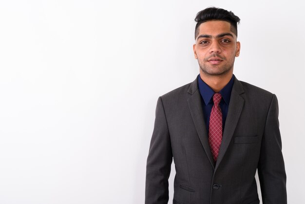 Jonge Indiase zakenman pak op wit dragen