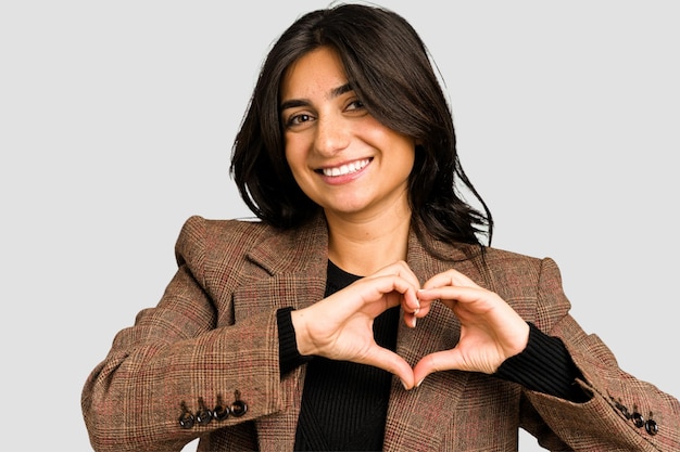 Jonge Indische bedrijfsvrouw die een geïsoleerd liefdegebaar doet
