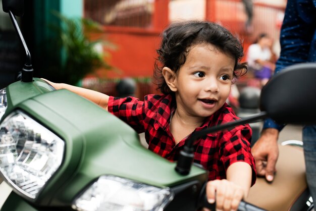 Jonge Indische jongen die de motor berijdt