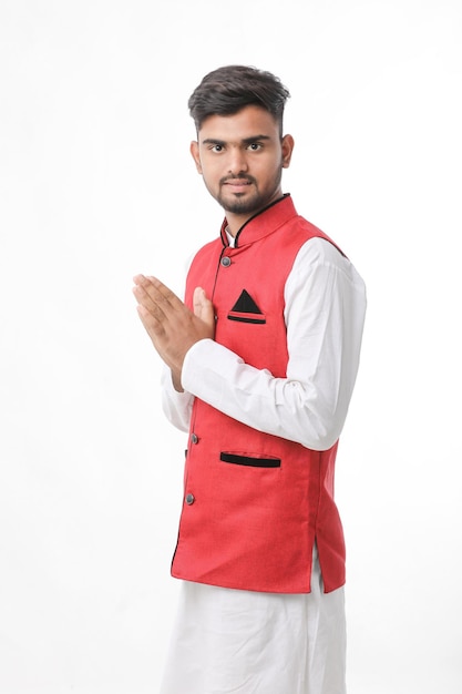 Jonge indische man in traditionele kleding en namaste of welkom gebaar geven.