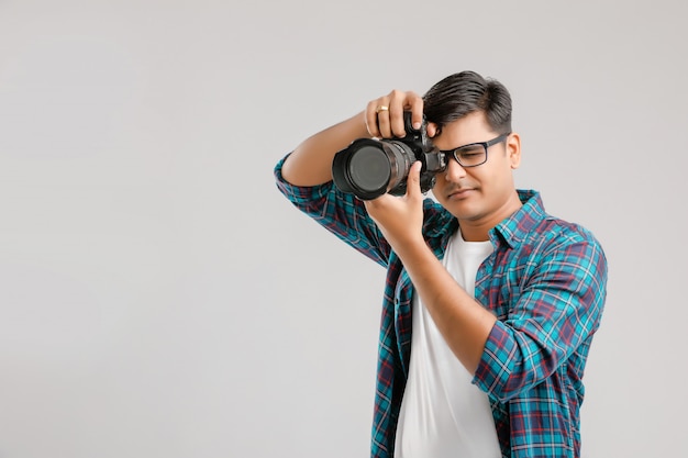 Jonge Indische mens die foto met camera vangt