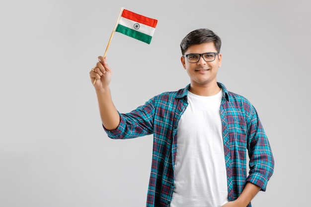 Jonge Indische mens die Indische vlag in hand houdt