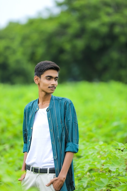 Jonge Indische mens die uitdrukking over aardachtergrond toont