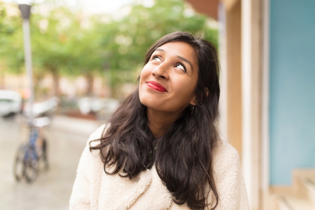 Jonge Indische vrouw die bezoekend een nieuwe stad geniet van