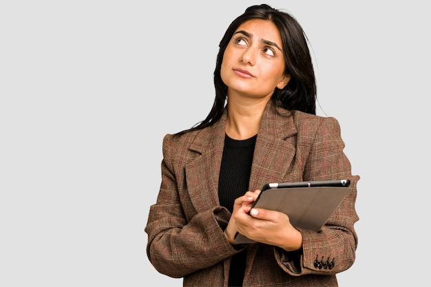 Jonge Indische vrouw die haar geïsoleerde tablet gebruikt