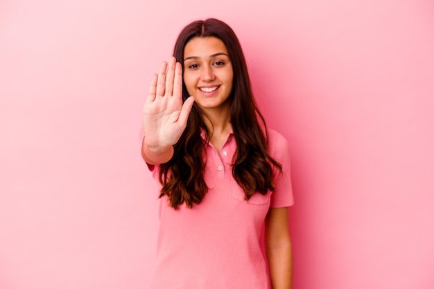 Jonge Indische vrouw die op roze muur wordt geïsoleerd die vrolijk glimlachend nummer vijf toont met vingers.