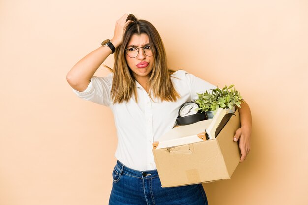 Jonge indische vrouw die zich met een geïsoleerde doos beweegt die geschokt wordt, heeft zij belangrijke vergadering herinnerd.