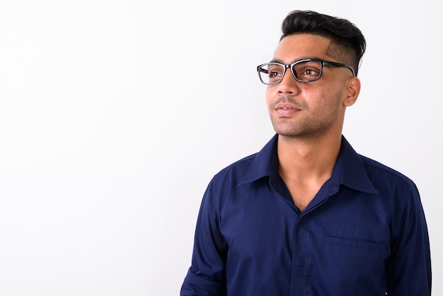 Jonge Indische zakenman die oogglazen op wit draagt