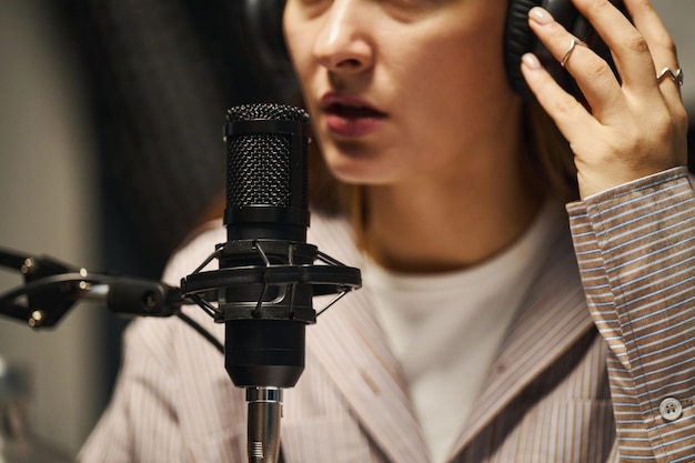 Jonge influencer met een online podcast