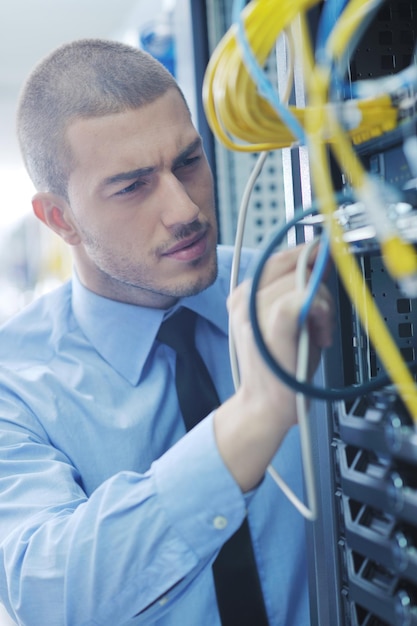 Foto jonge ingenieur in de serverkamer van het datacentrum.