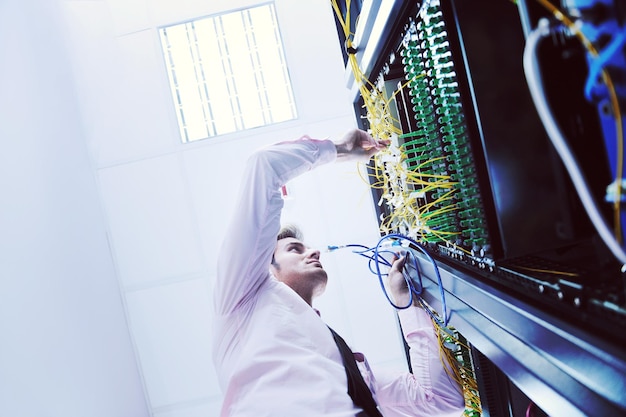 Jonge ingenieur in de serverkamer van het datacentrum.