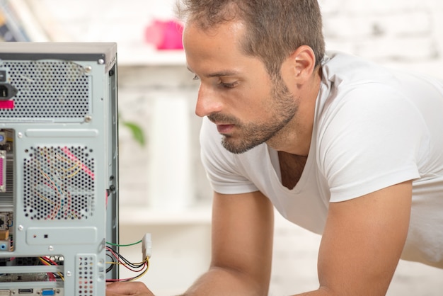 Jonge ingenieur repareerde een computer