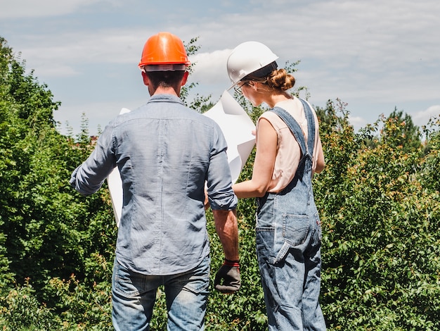 Jonge ingenieursvrouw en haar ondergeschikte arbeider