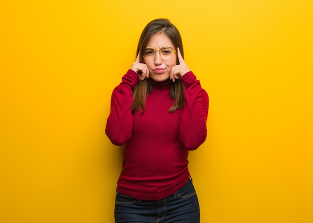 Jonge intellectuele vrouw doet een gebaar van concentratie