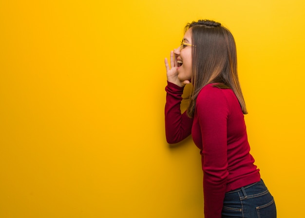 Jonge intellectuele vrouw fluisteren roddel ondertoon