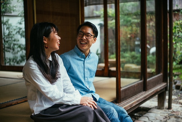 Jonge Japanse paar tijd doorbrengen in hun huis